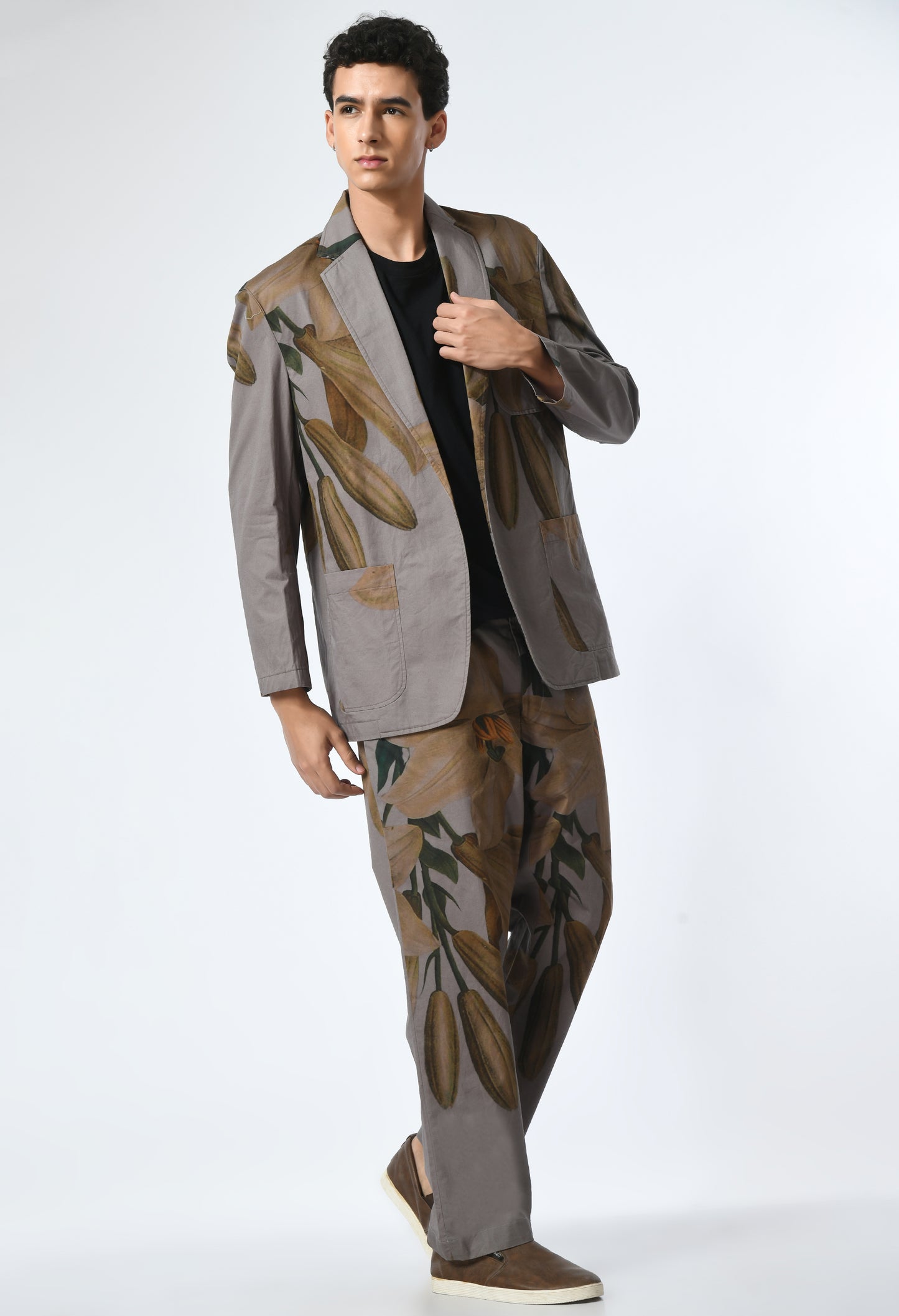 Men's blazer set featuring a striking print of big flowers.